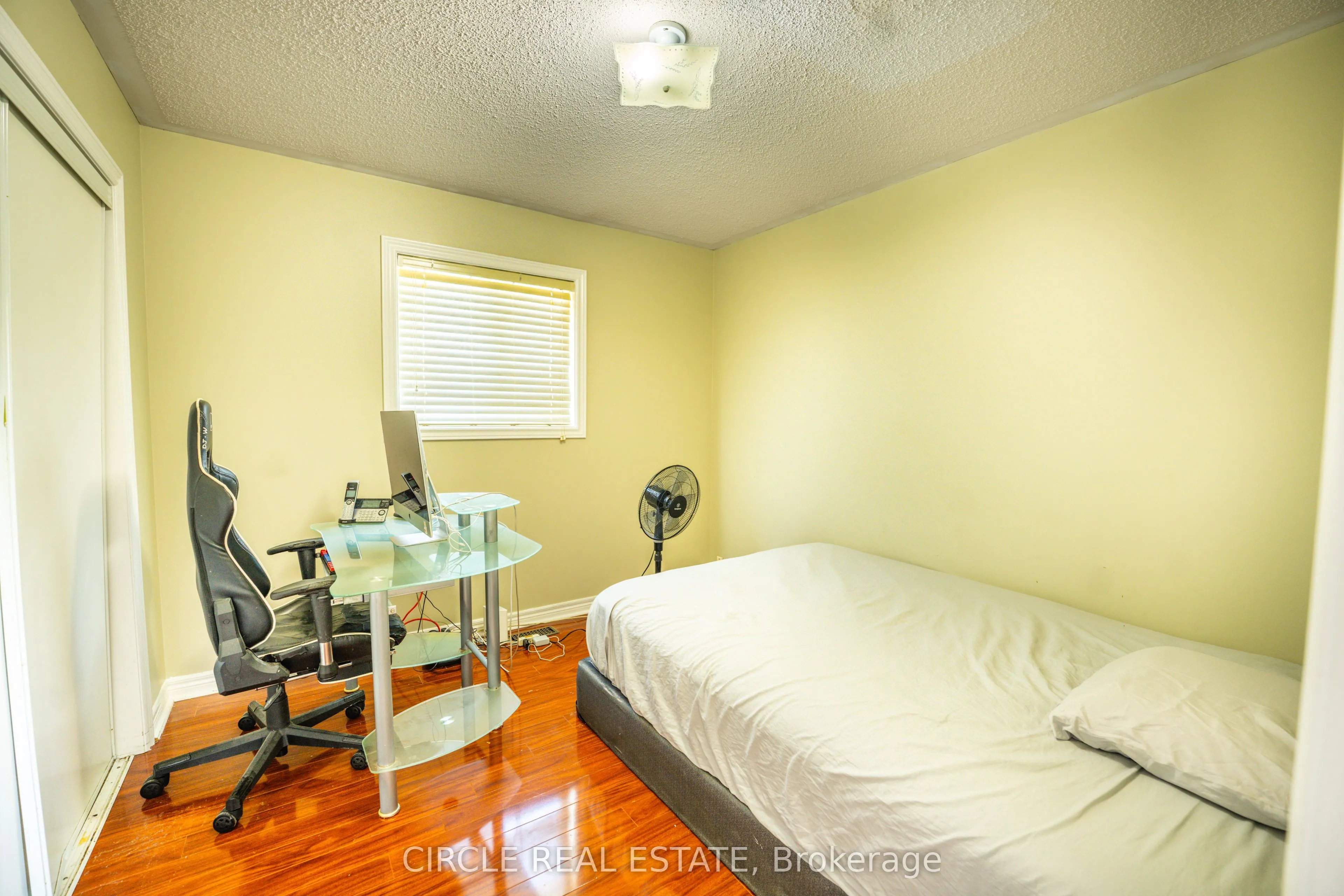 10 Gold Park Pl