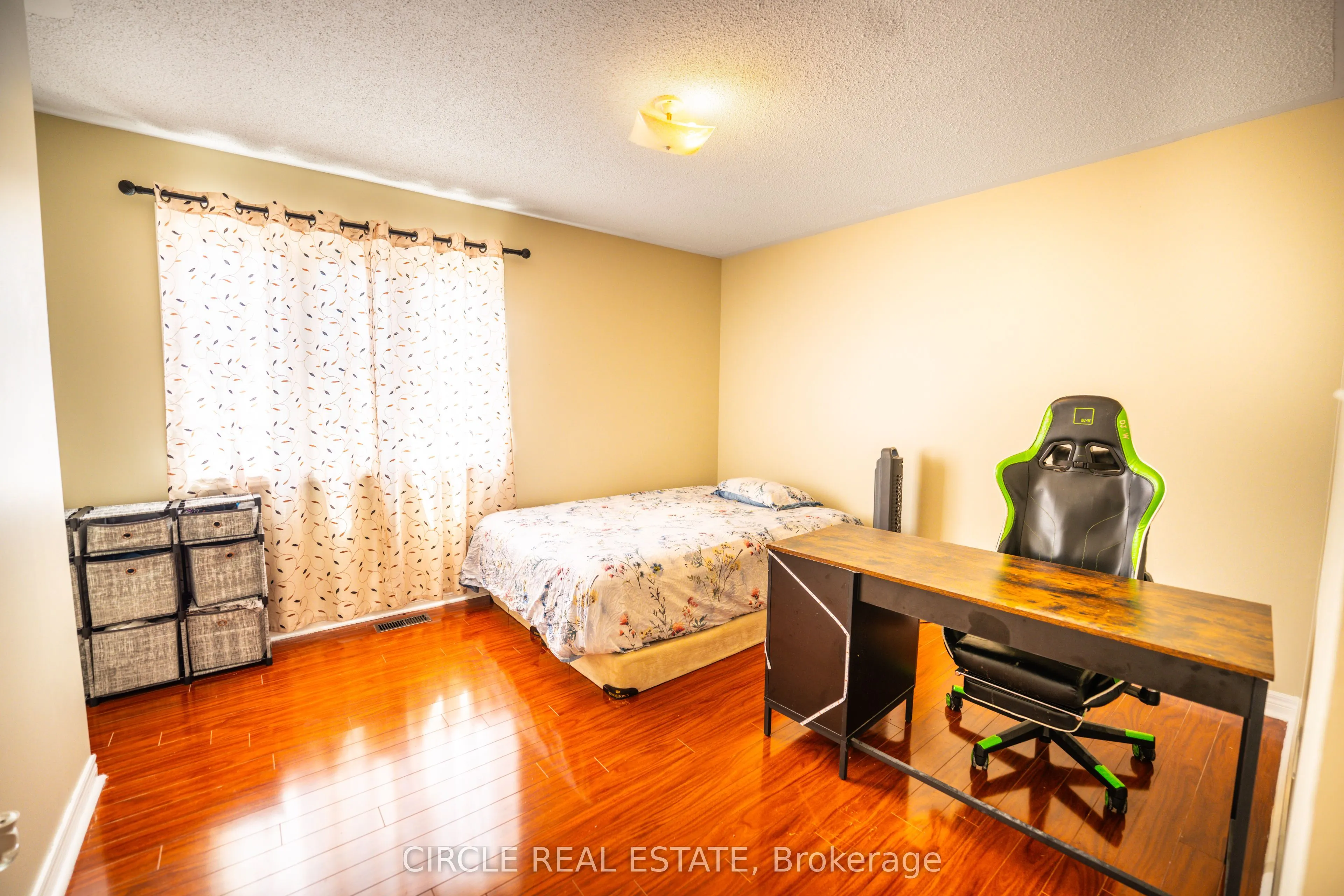 10 Gold Park Pl