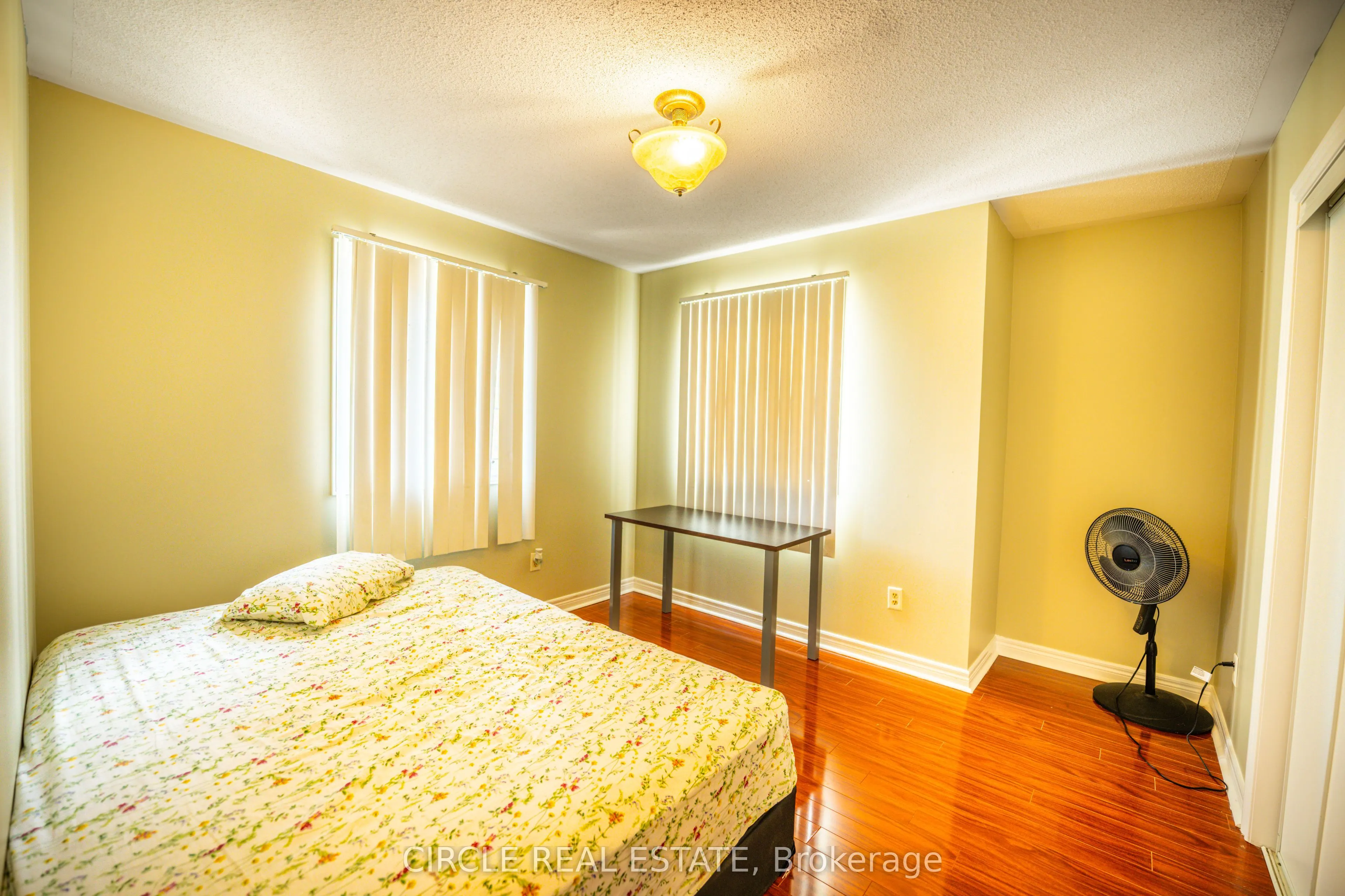 10 Gold Park Pl