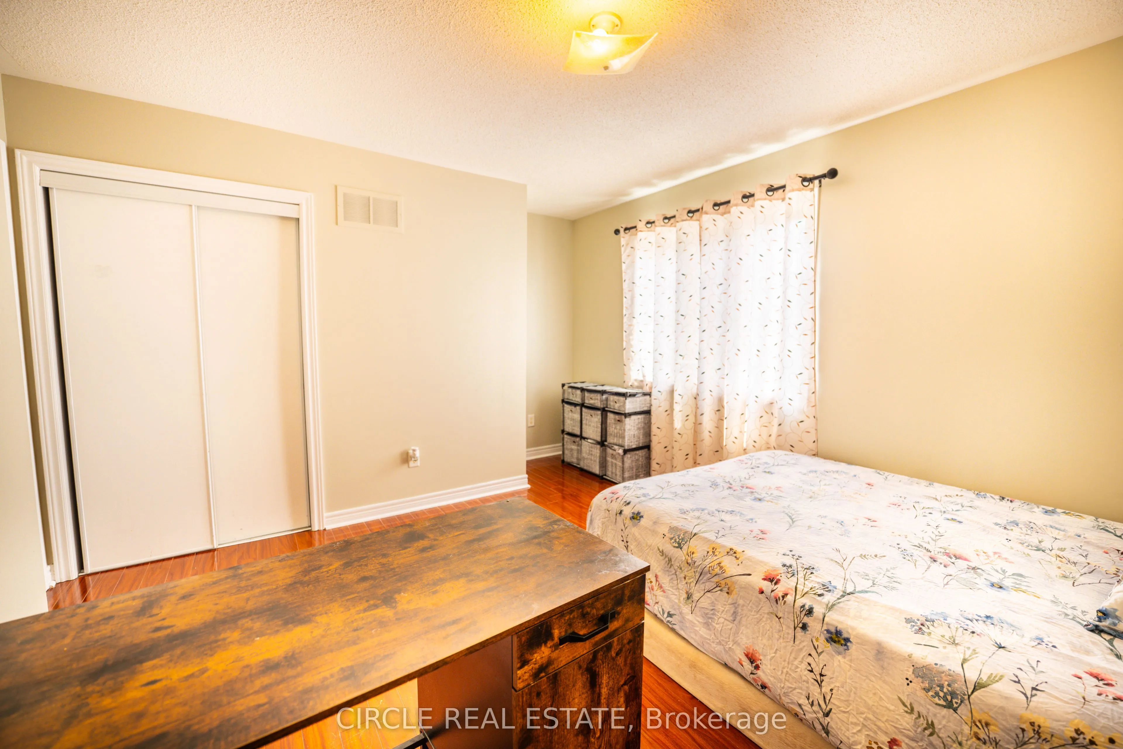 10 Gold Park Pl