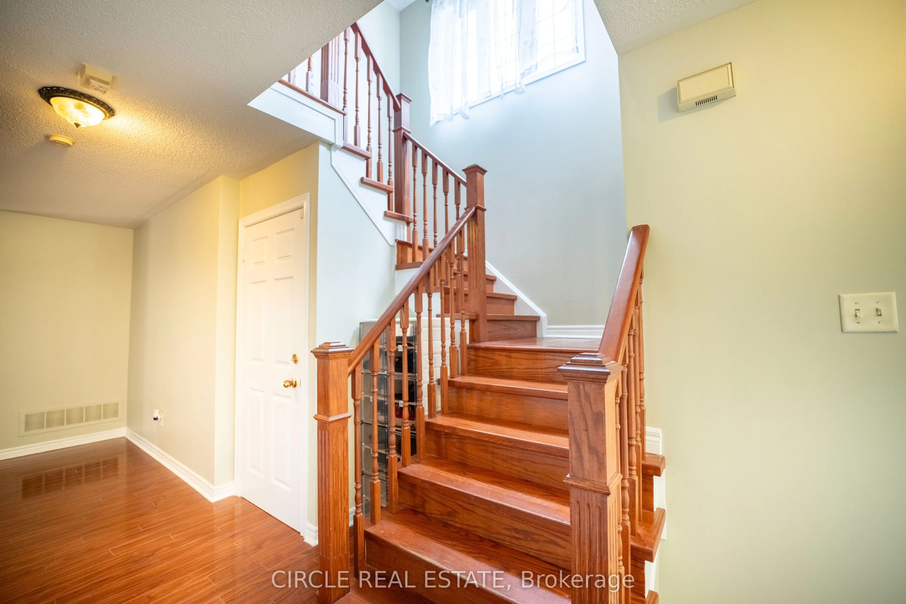10 Gold Park Pl