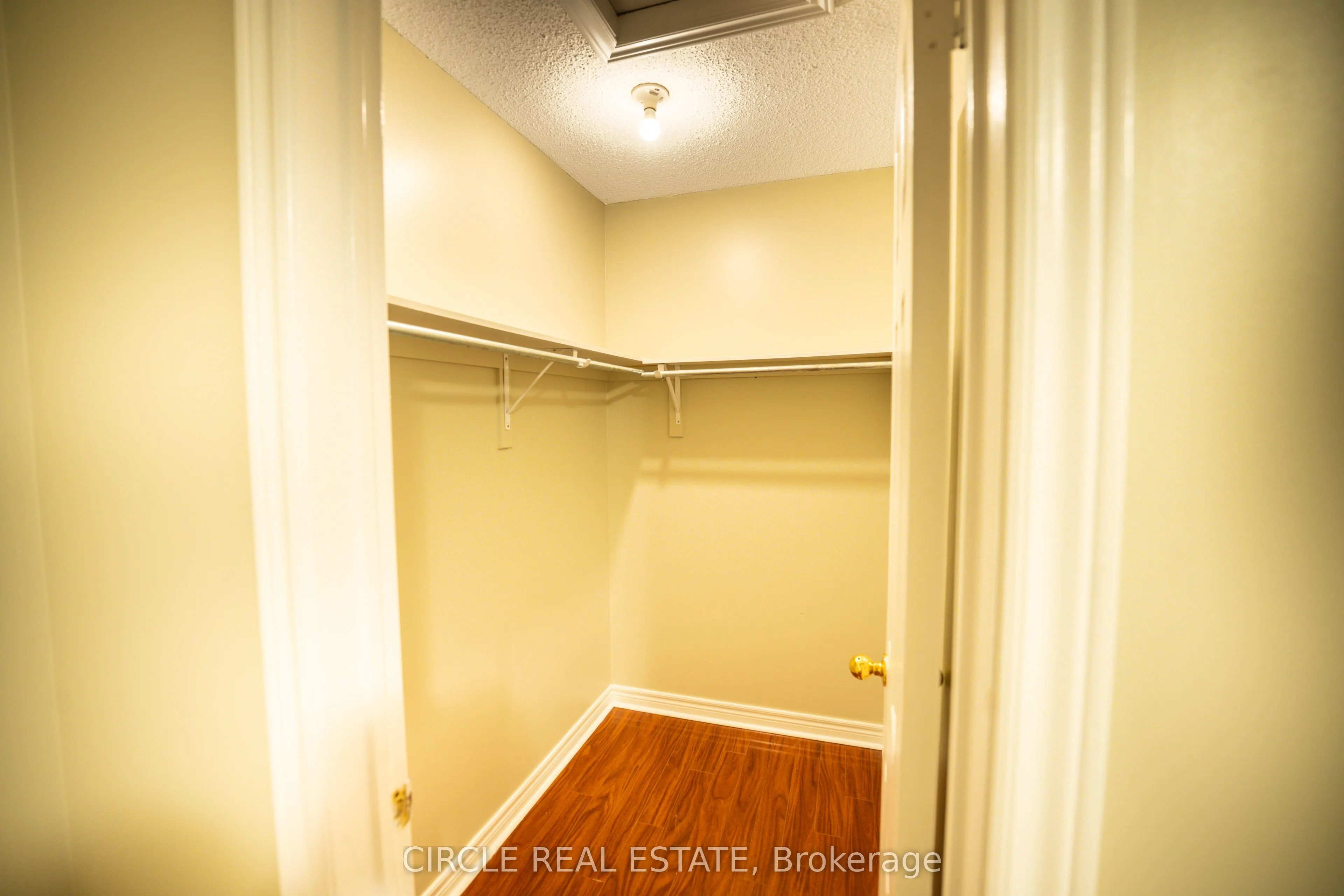 10 Gold Park Pl