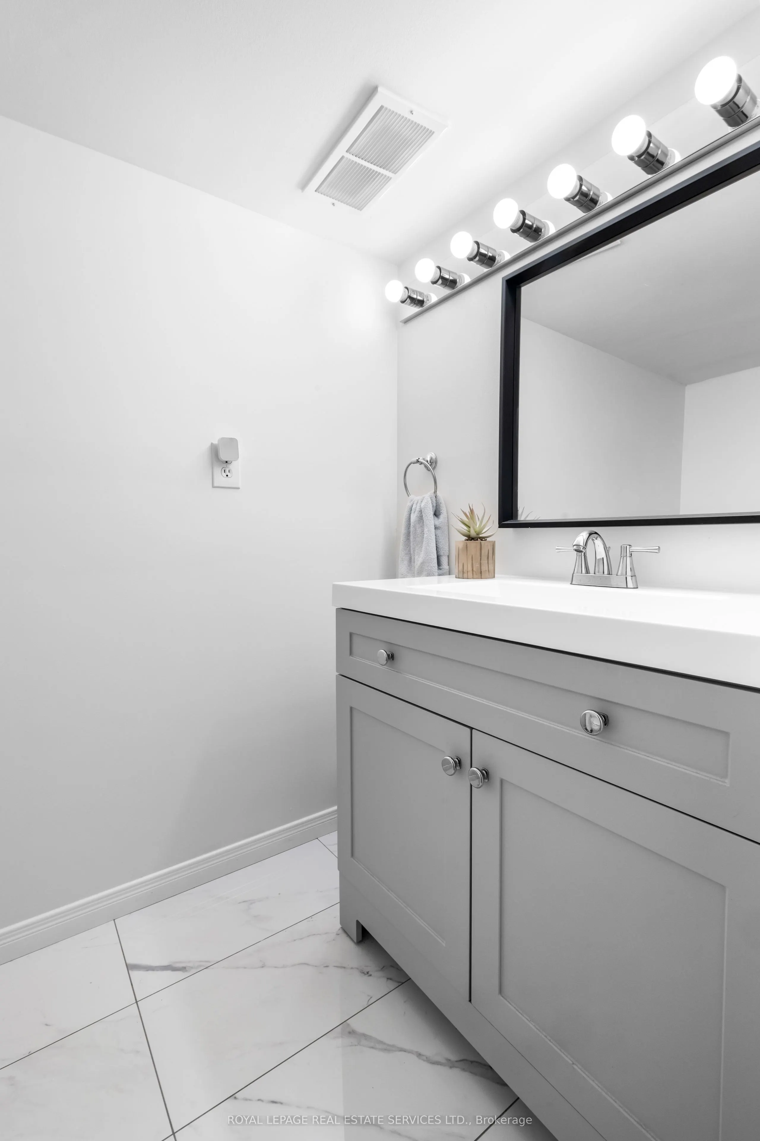 2120 Rathburn Road E, #38
