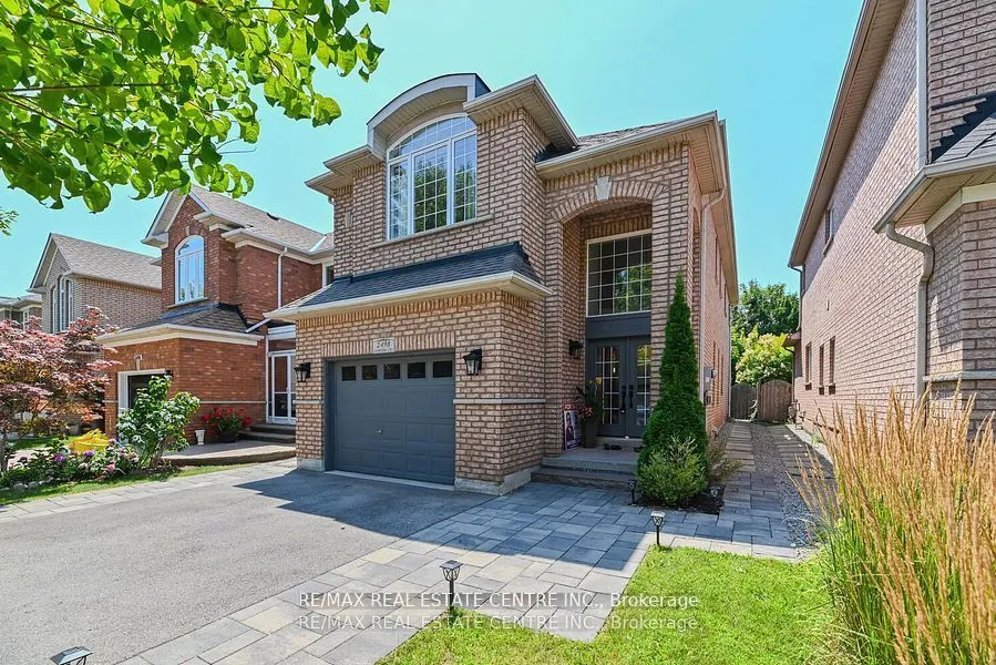 2498 Longridge Crescent