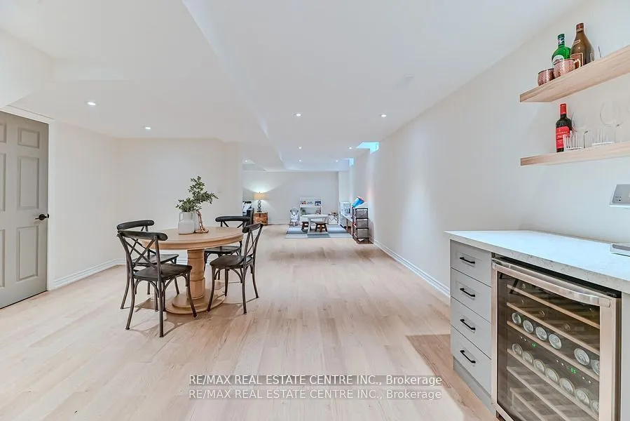 2498 Longridge Crescent