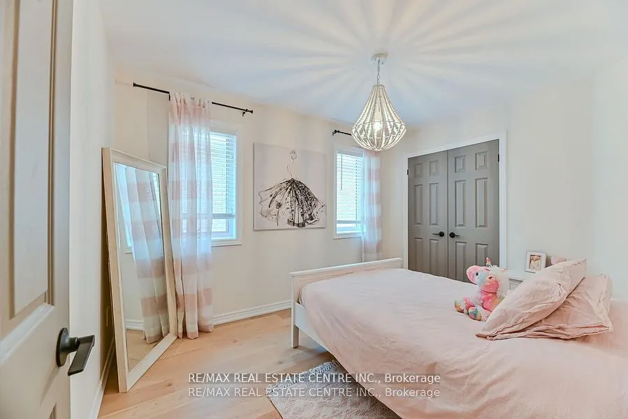 2498 Longridge Crescent