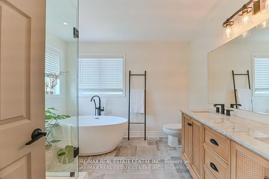 2498 Longridge Crescent
