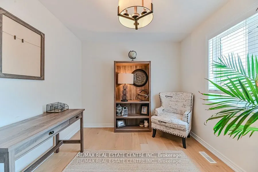 2498 Longridge Crescent