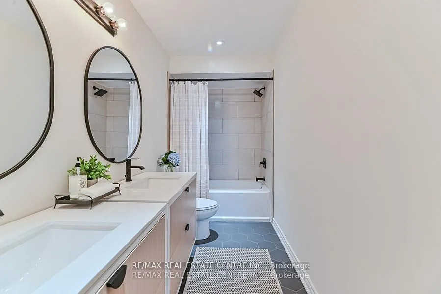 2498 Longridge Crescent