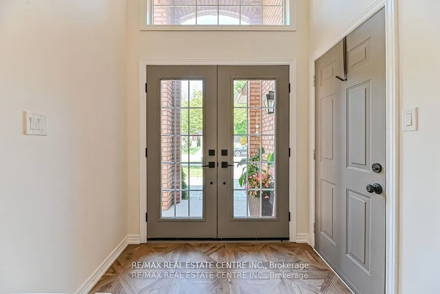 2498 Longridge Crescent