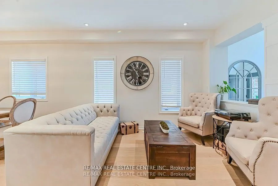 2498 Longridge Crescent