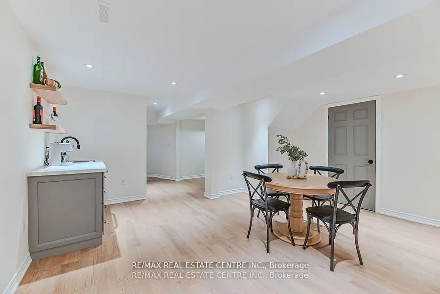 2498 Longridge Crescent