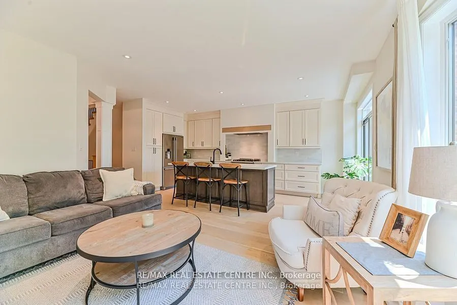 2498 Longridge Crescent