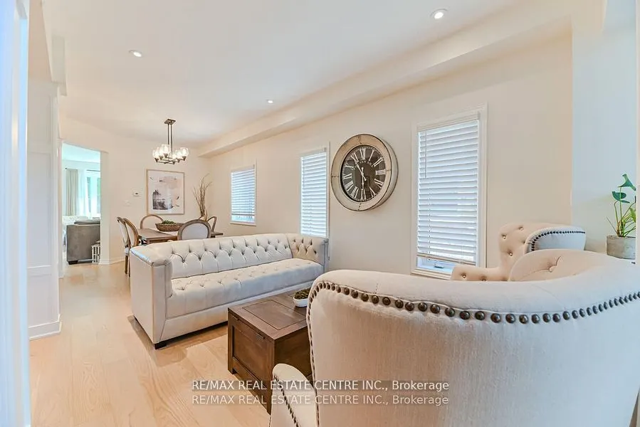 2498 Longridge Crescent