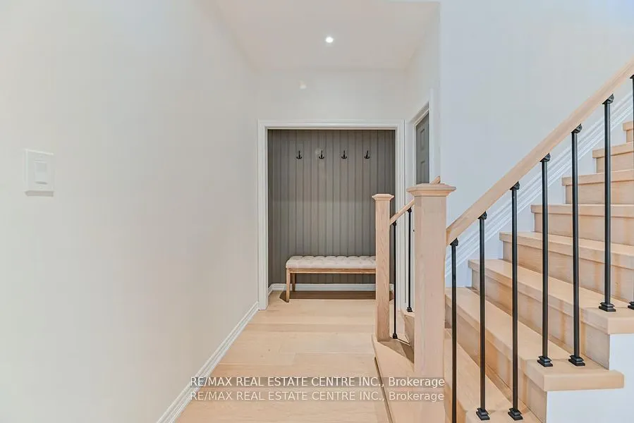 2498 Longridge Crescent
