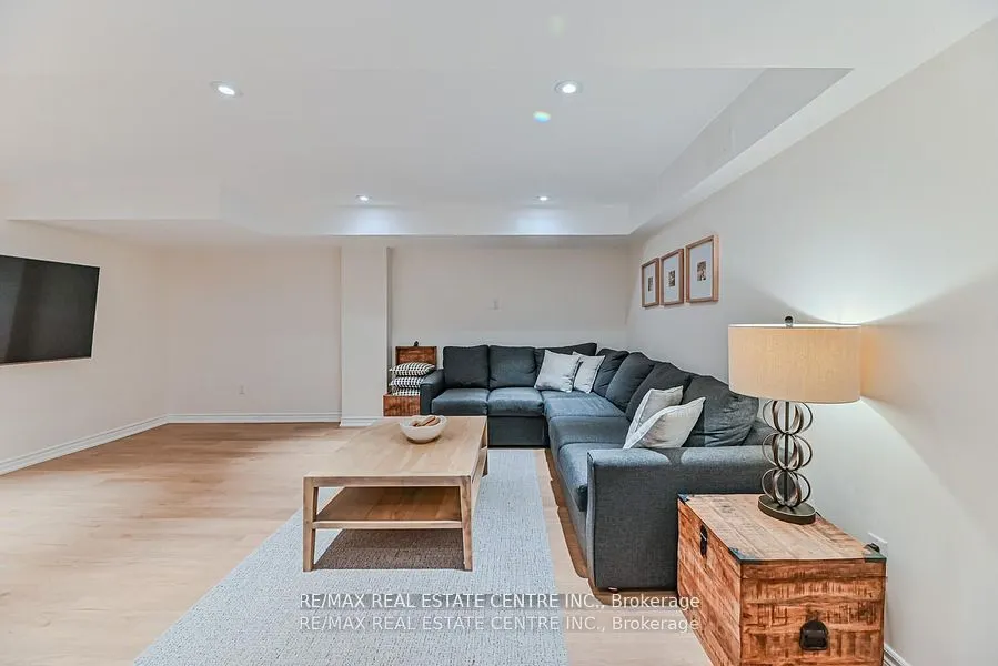 2498 Longridge Crescent