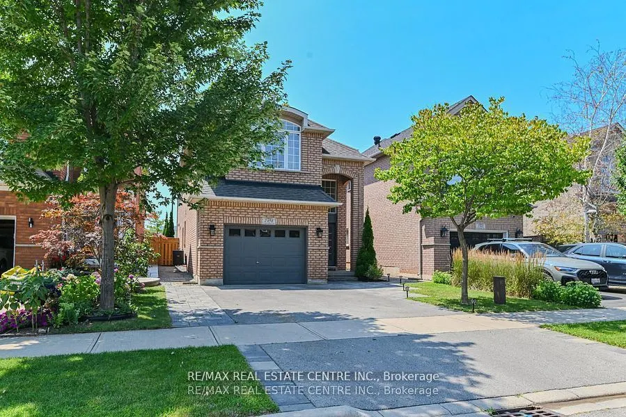 2498 Longridge Crescent