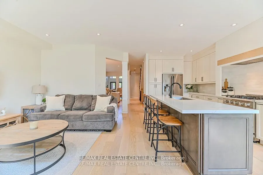 2498 Longridge Crescent
