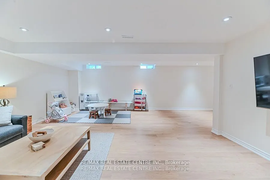 2498 Longridge Crescent