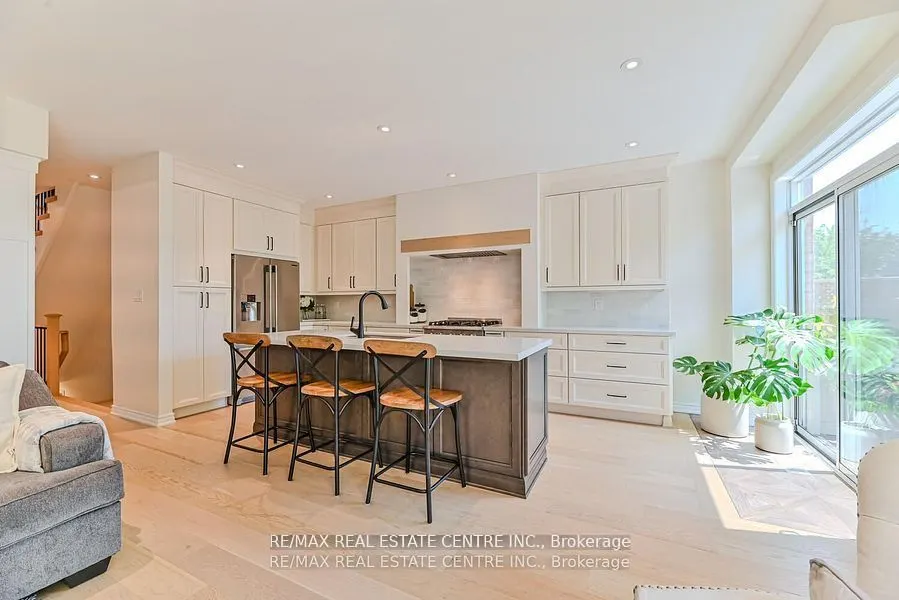 2498 Longridge Crescent