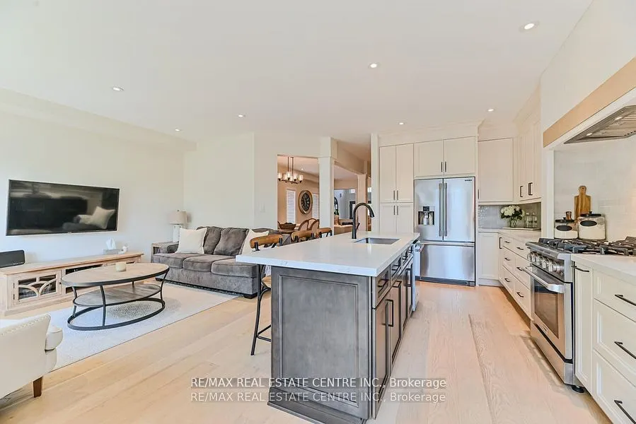 2498 Longridge Crescent