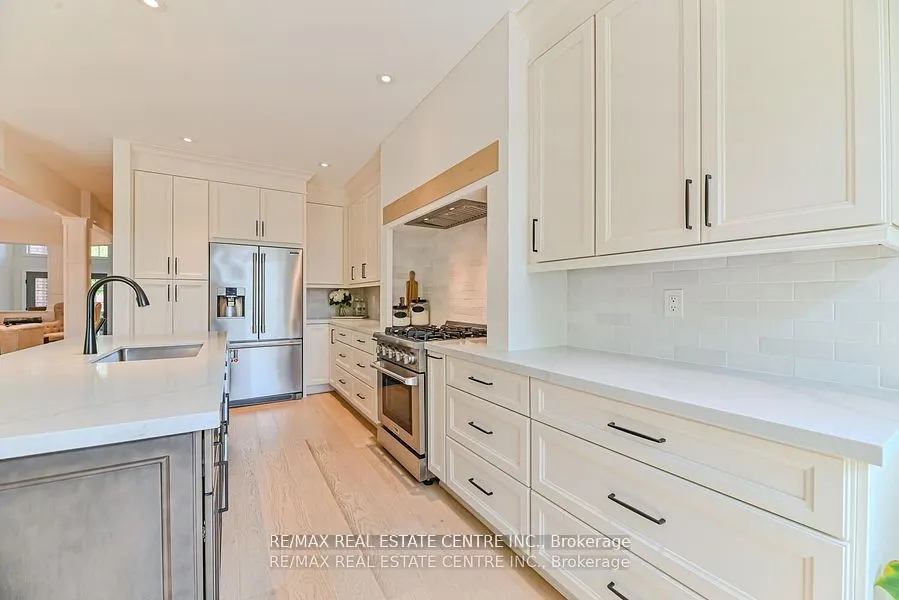 2498 Longridge Crescent
