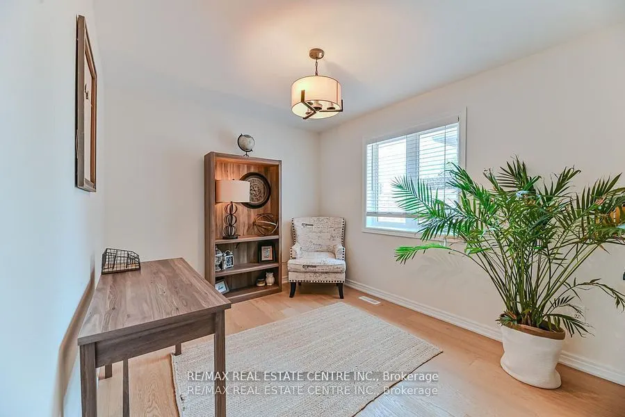 2498 Longridge Crescent