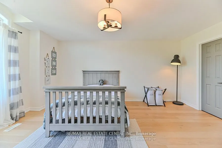 2498 Longridge Crescent
