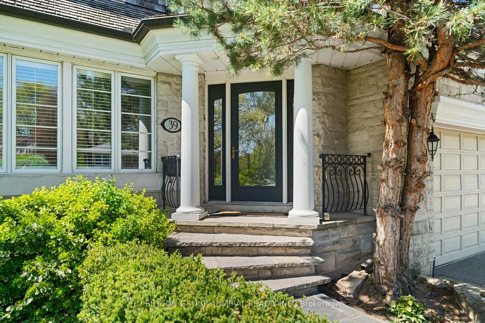 39 Pinehurst Crescent
