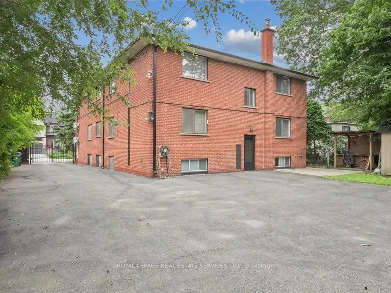 18 Thirty Third Street