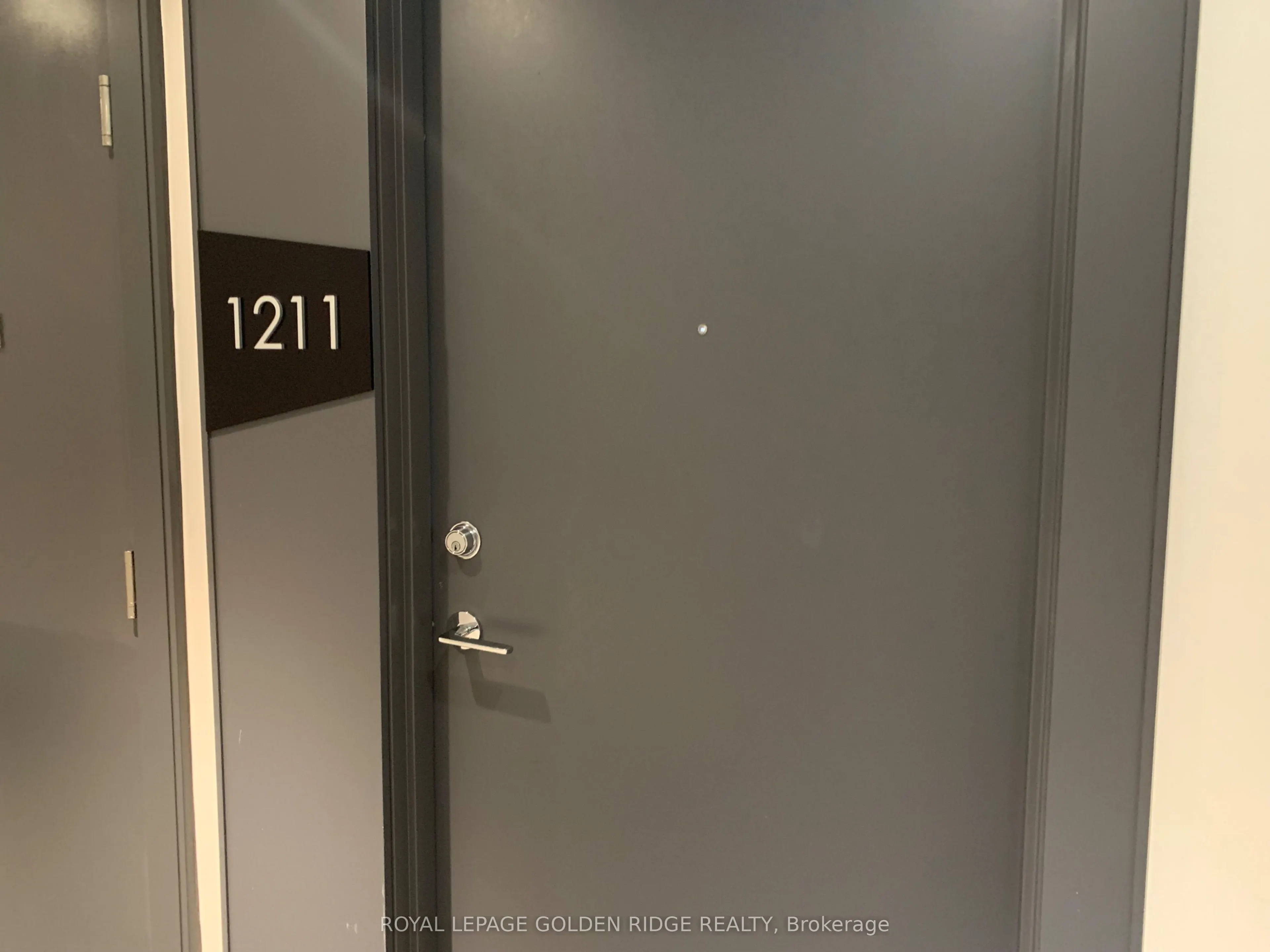 10 De Boers Drive, #1211