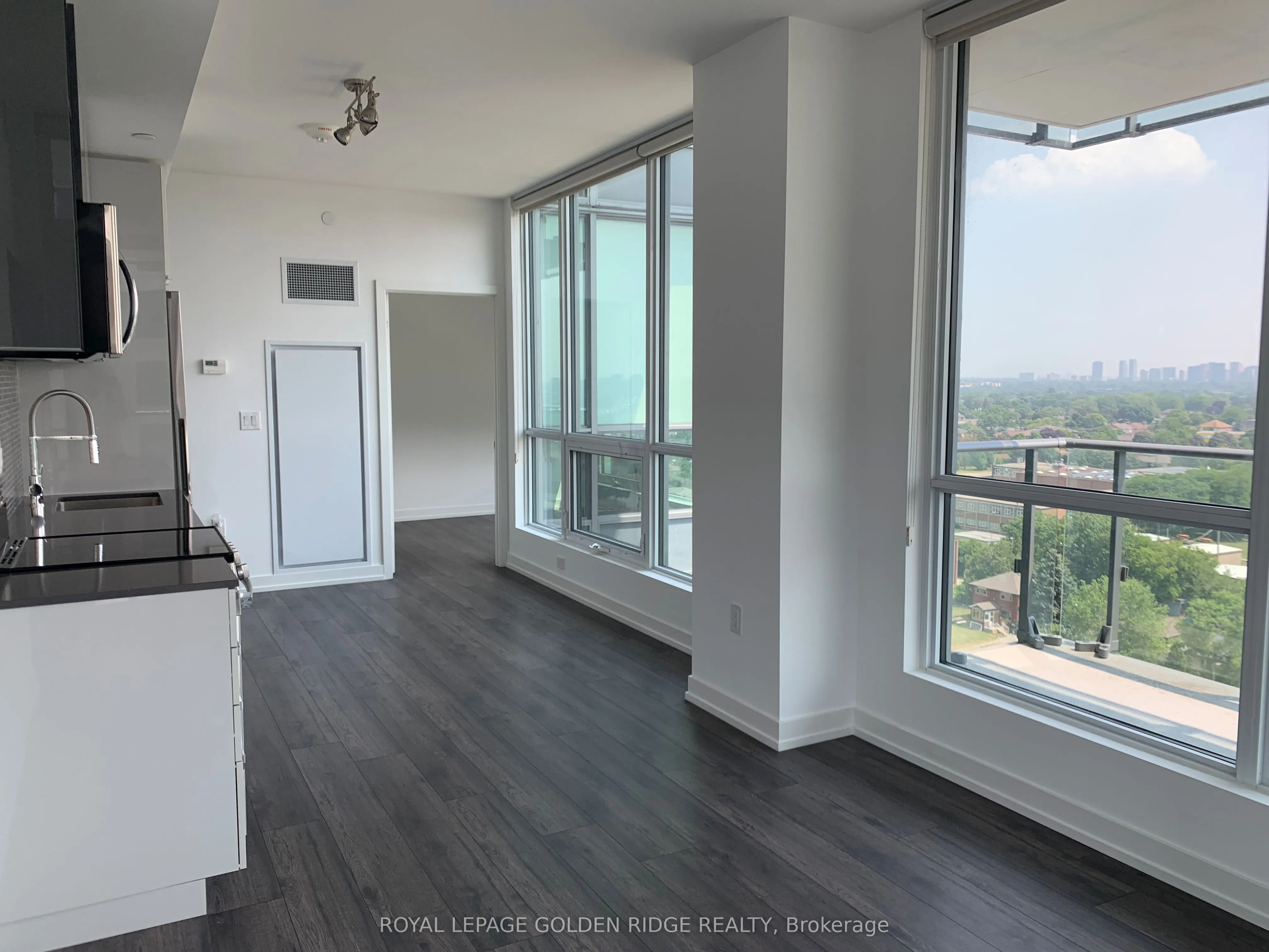 10 De Boers Drive, #1211