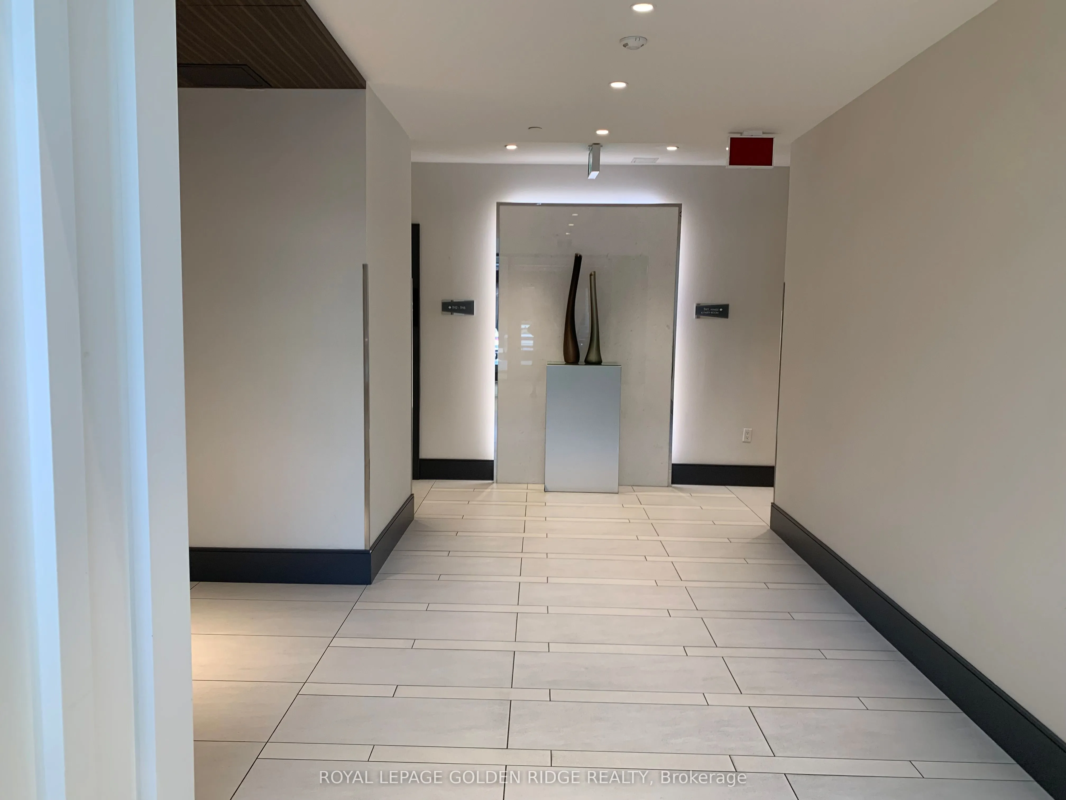 10 De Boers Drive, #1211