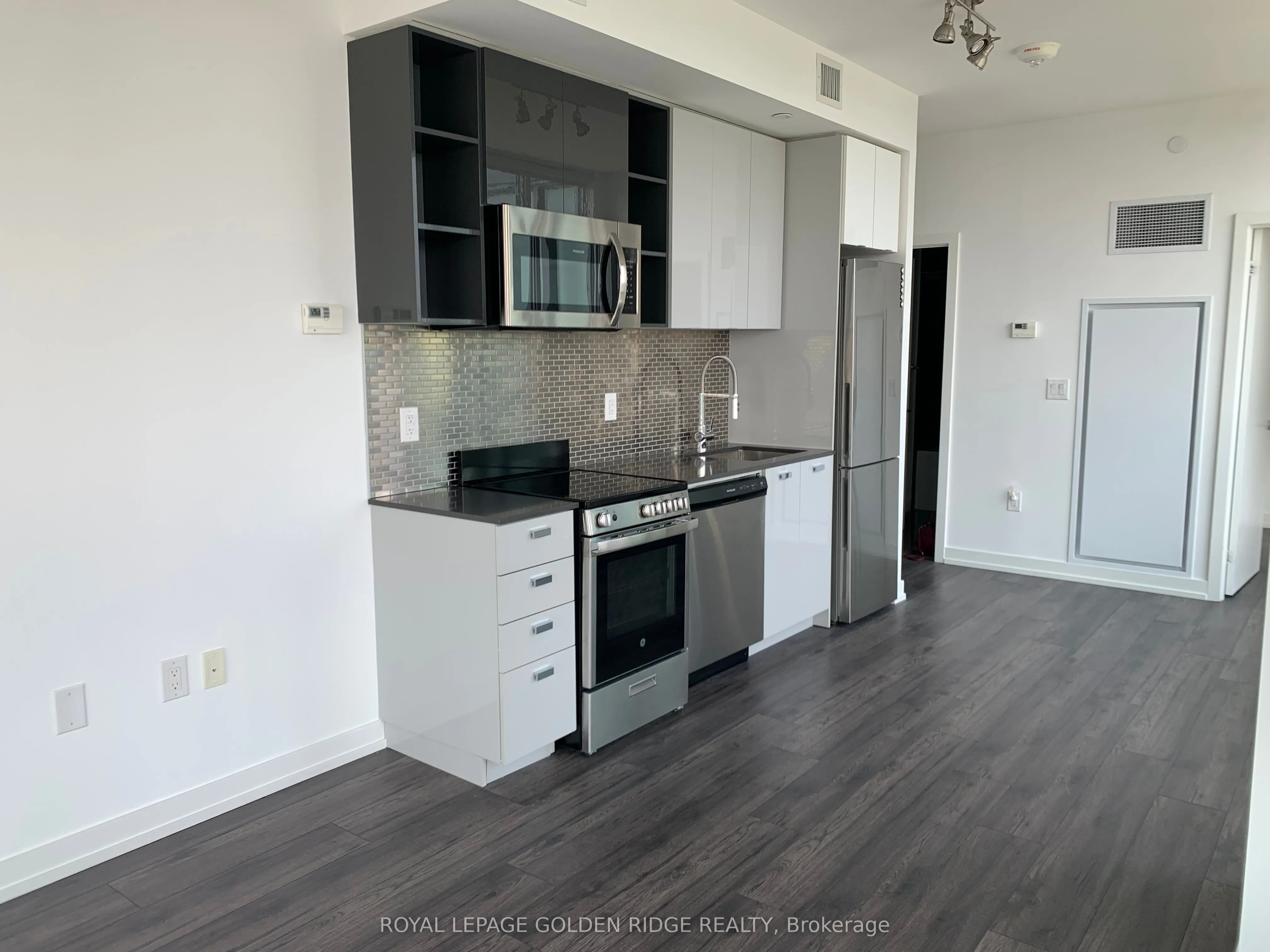 10 De Boers Drive, #1211
