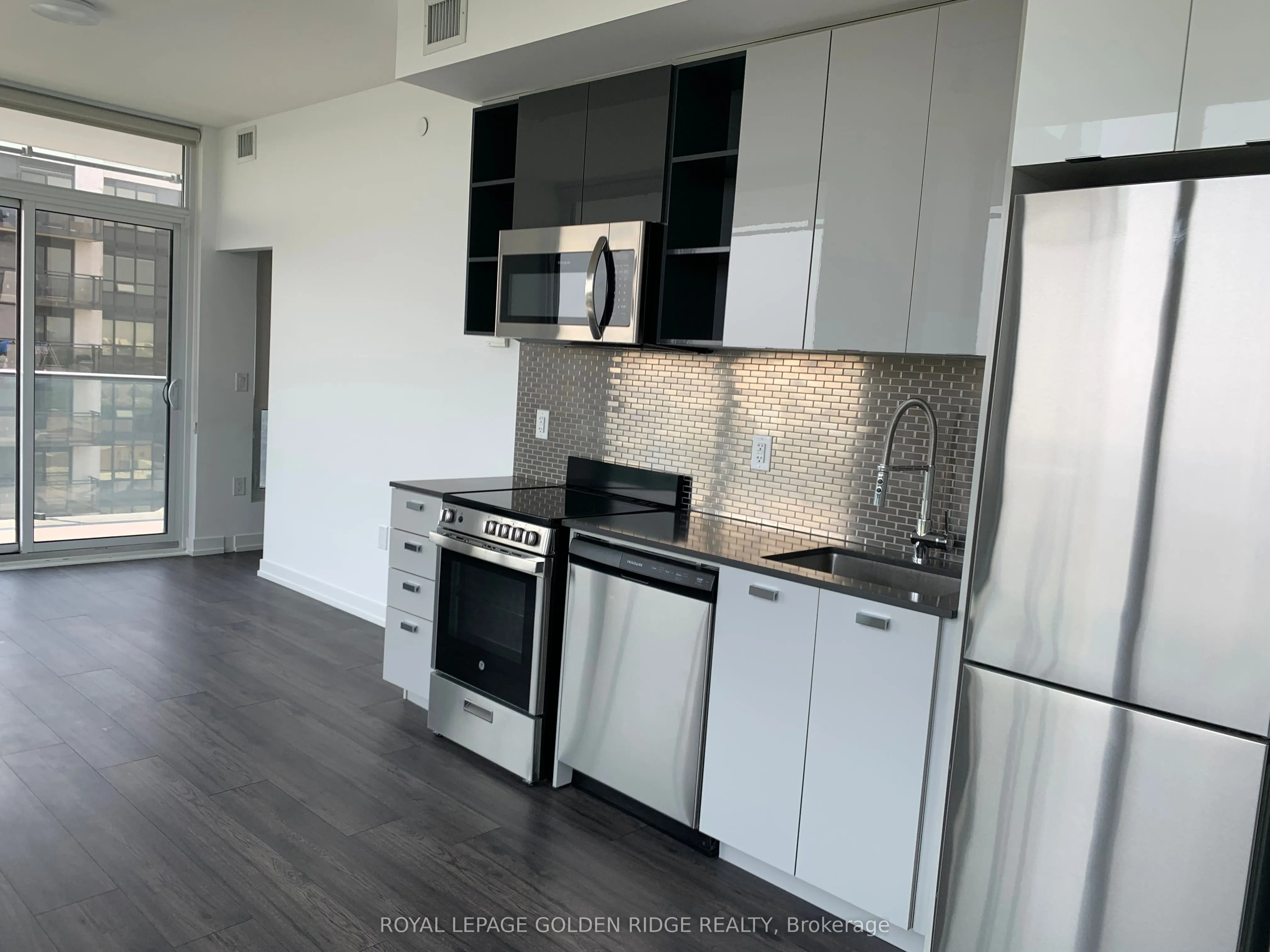 10 De Boers Drive, #1211