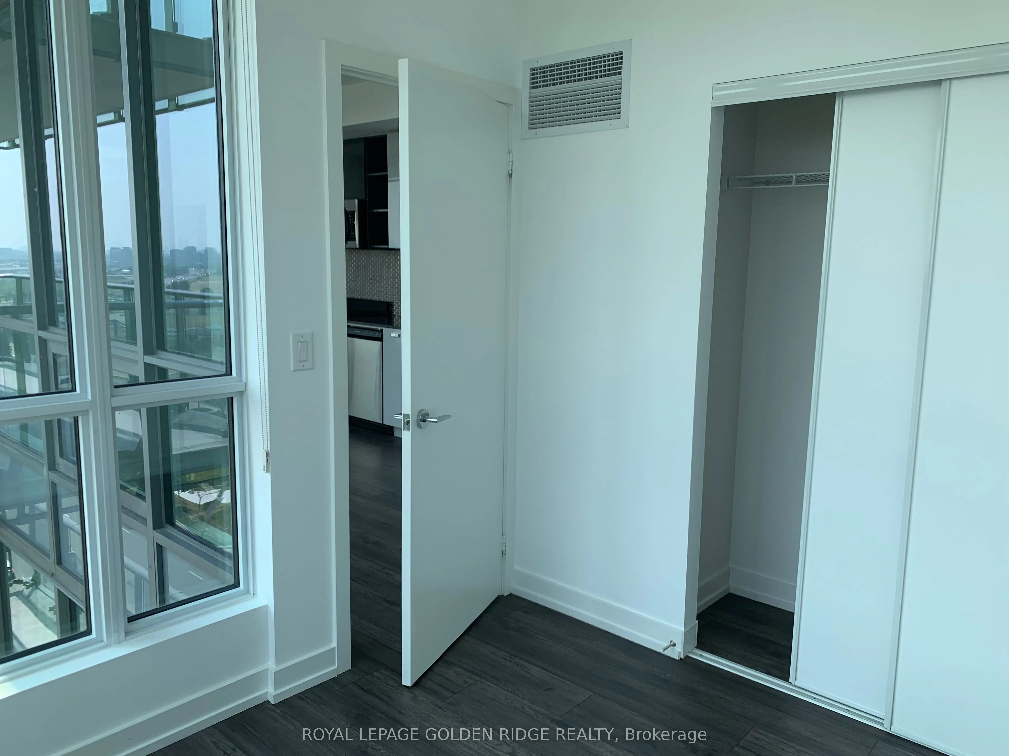 10 De Boers Drive, #1211