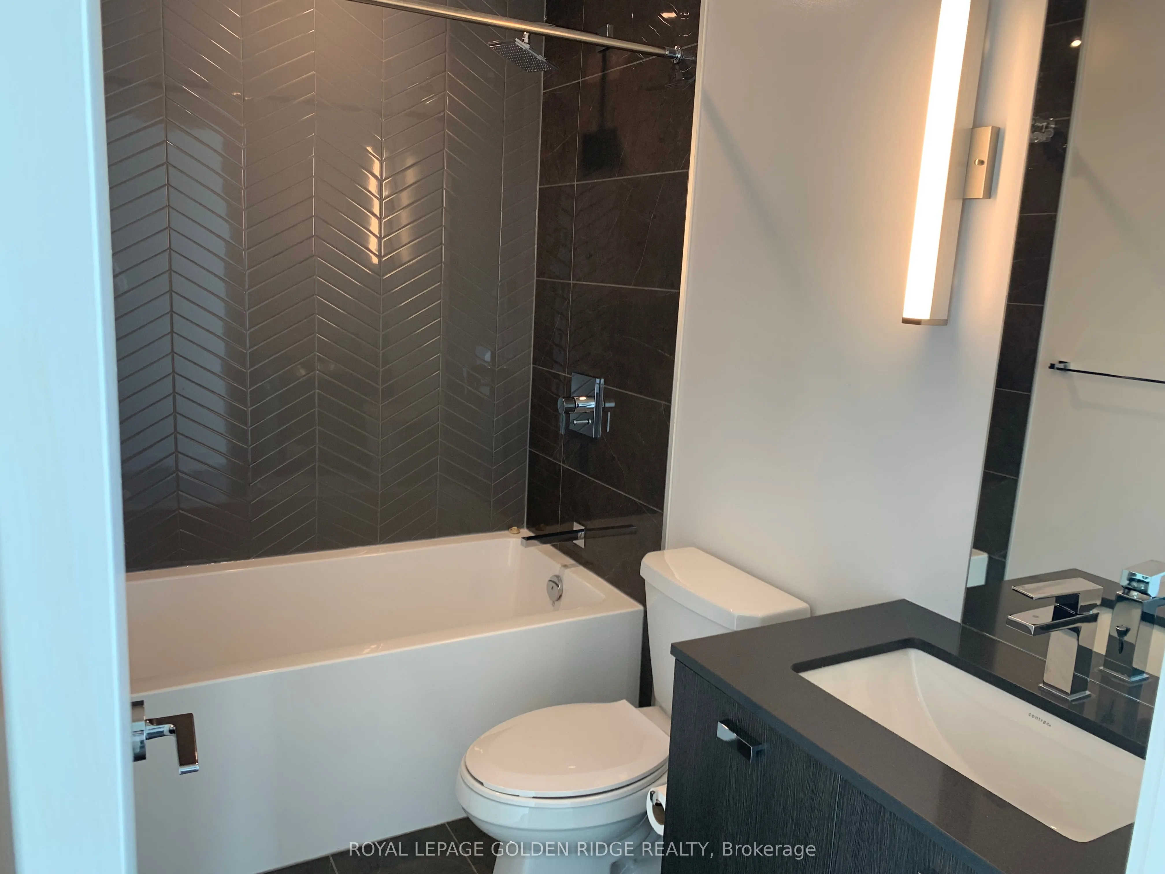 10 De Boers Drive, #1211
