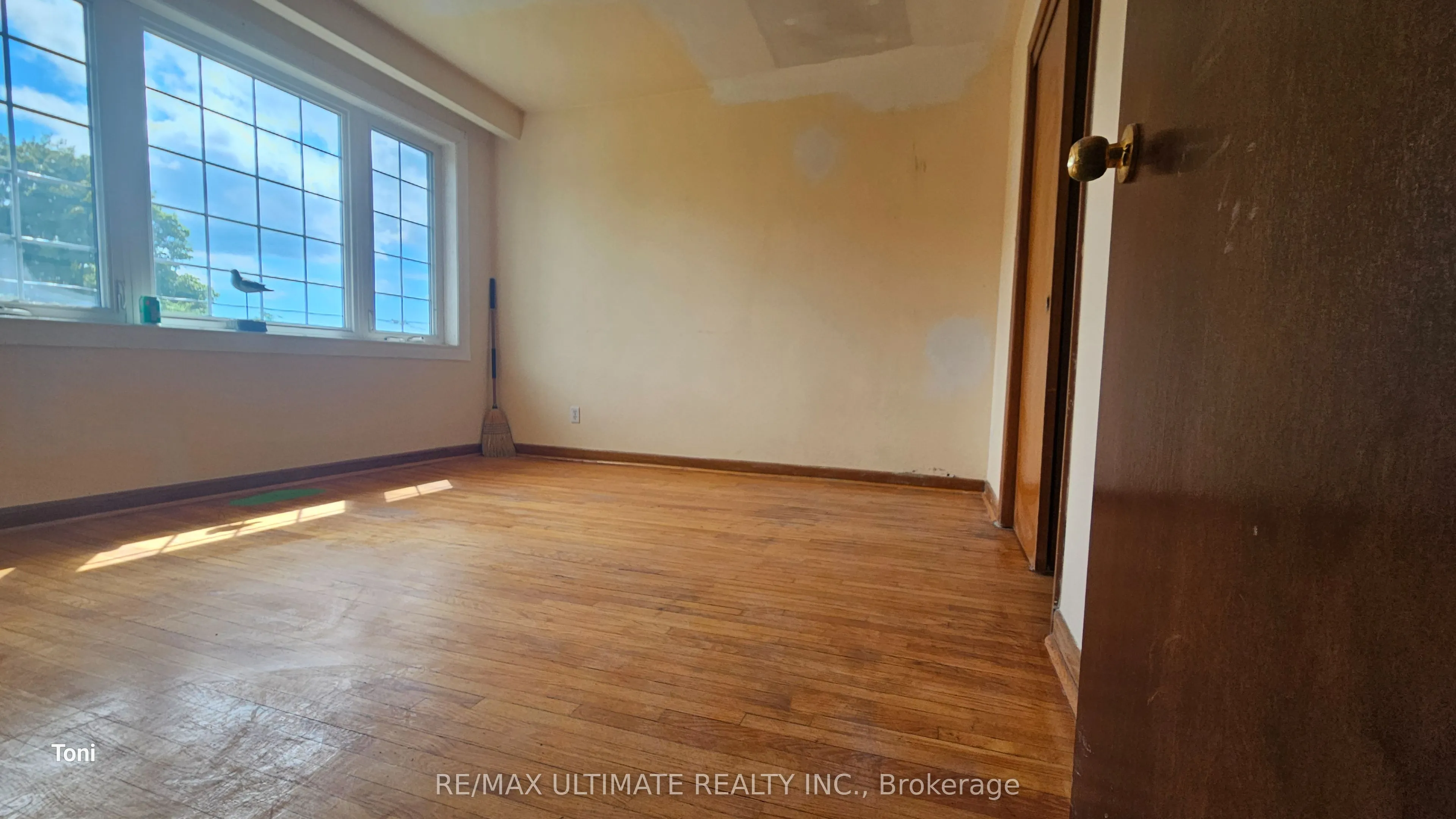 300 Earlscourt Avenue
