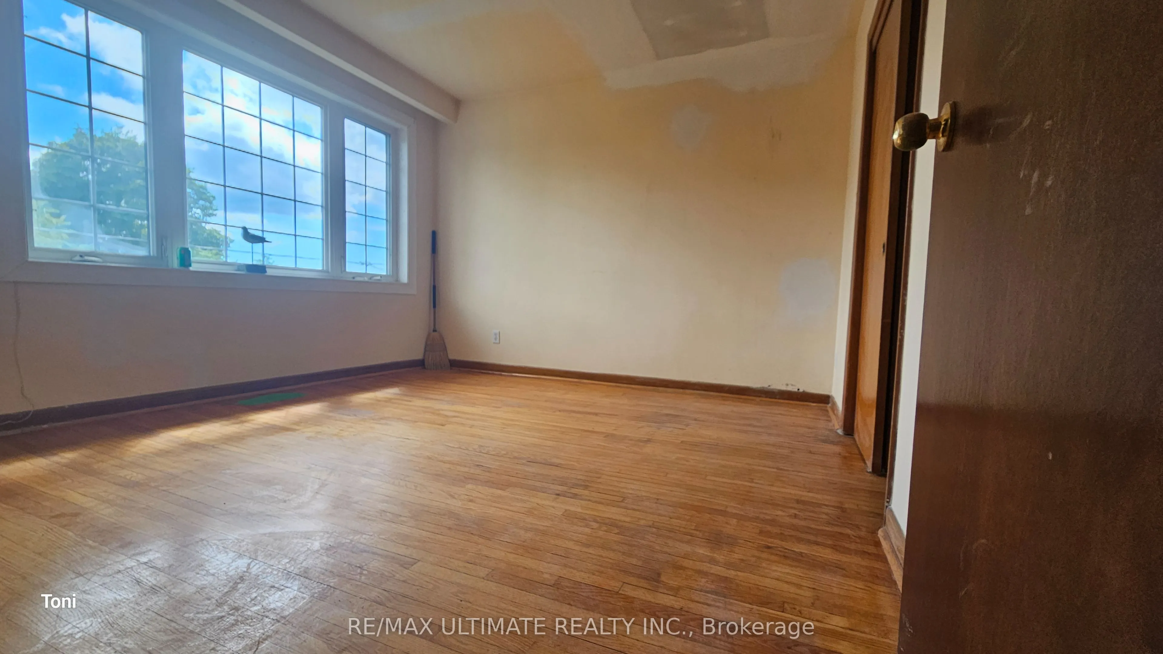 300 Earlscourt Avenue