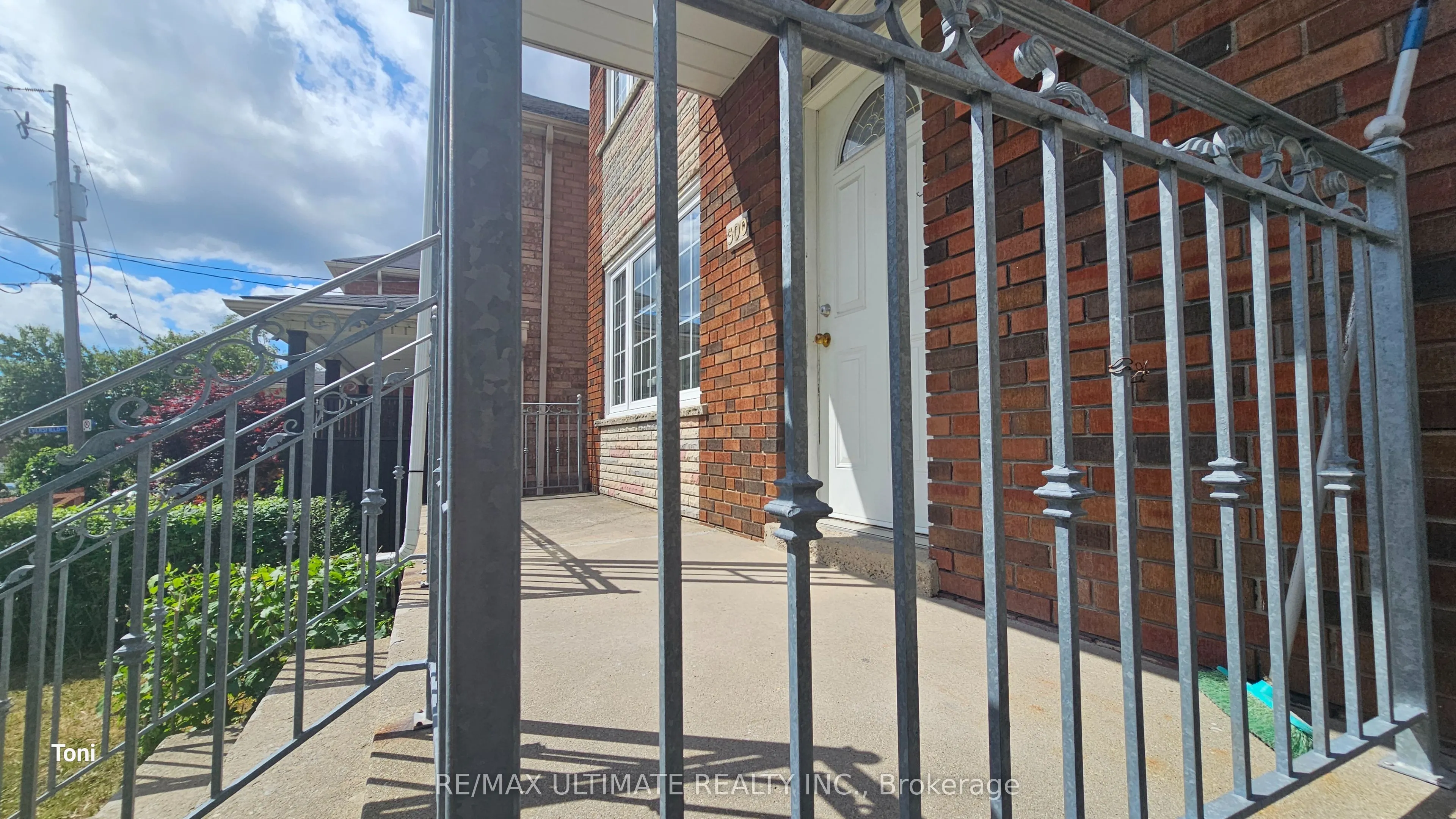 300 Earlscourt Avenue