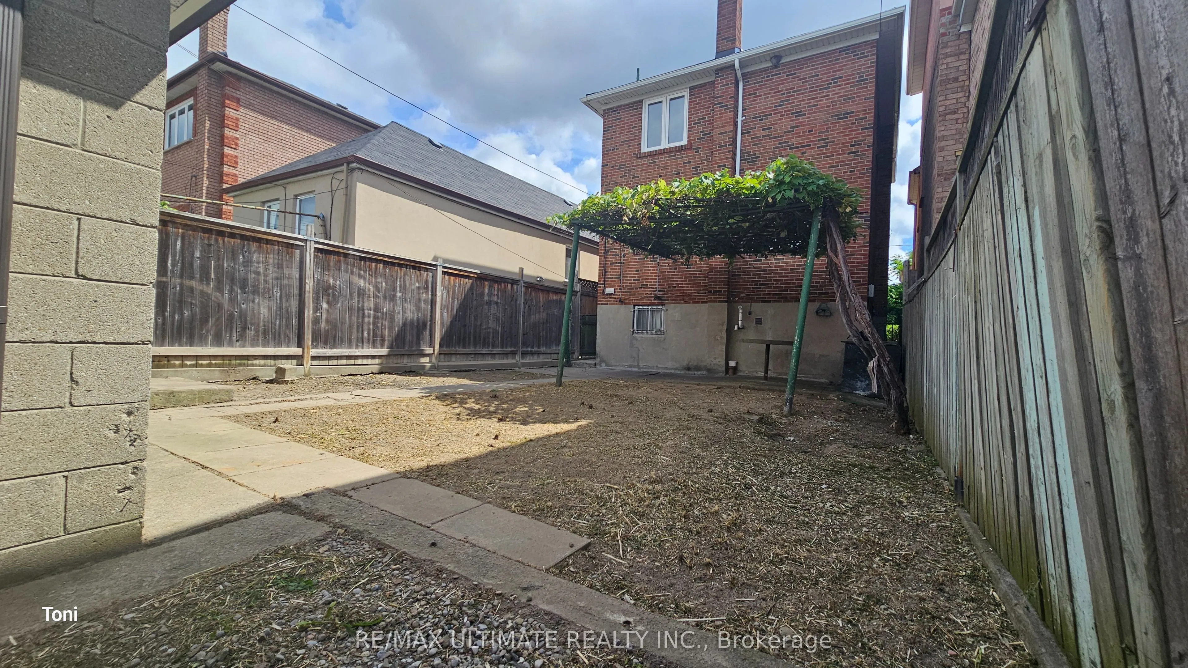 300 Earlscourt Avenue