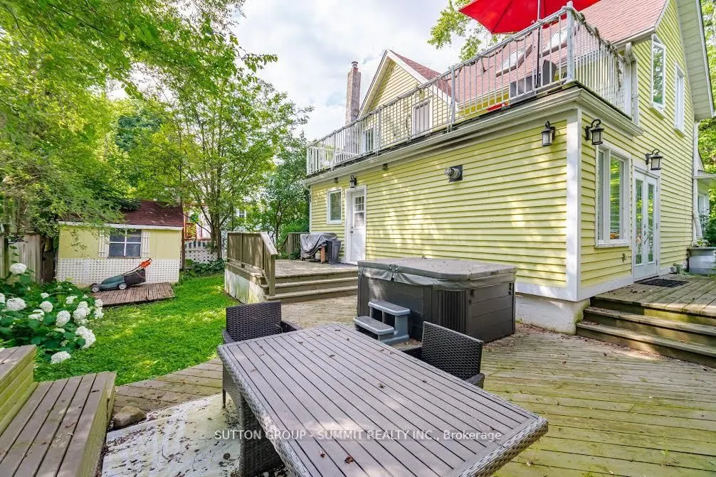 38 JOHN Street S