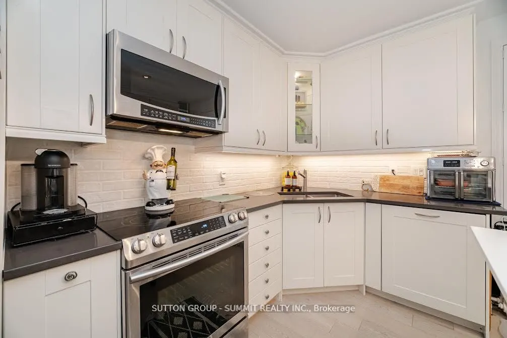 38 JOHN Street S