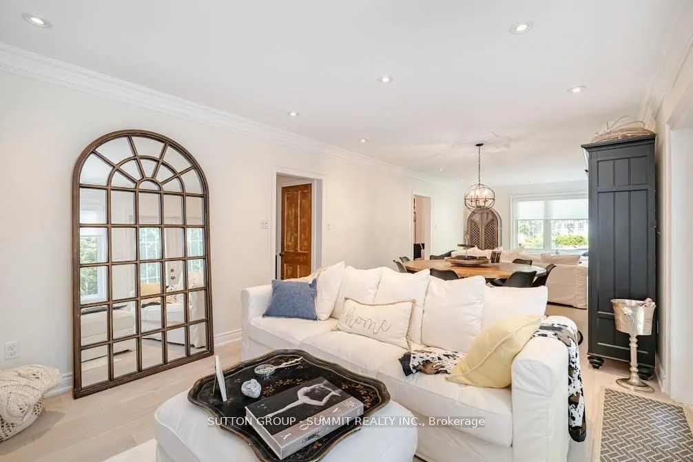 38 JOHN Street S