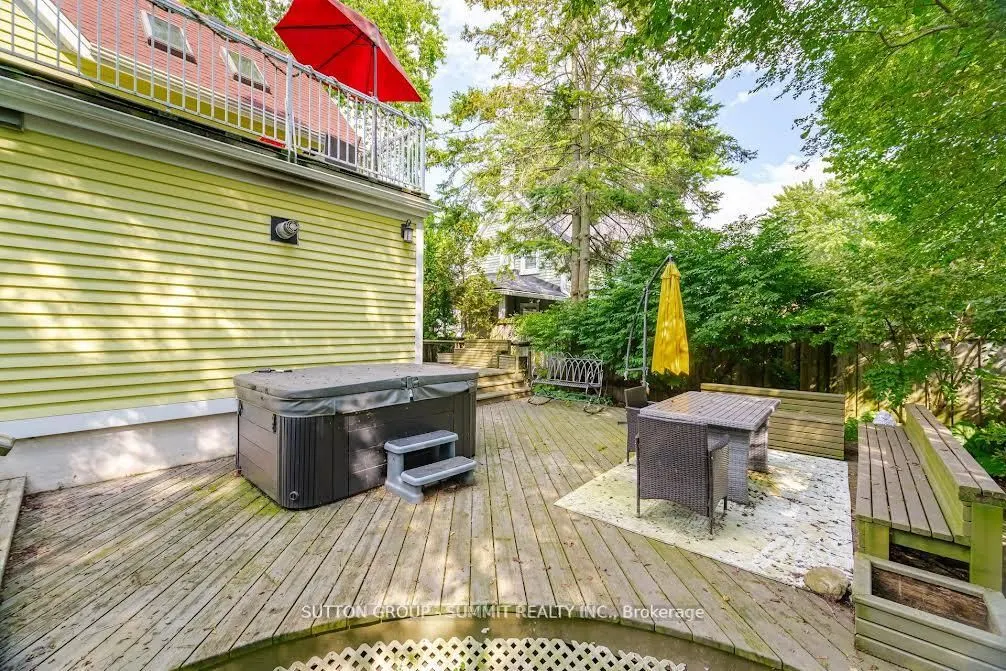 38 JOHN Street S