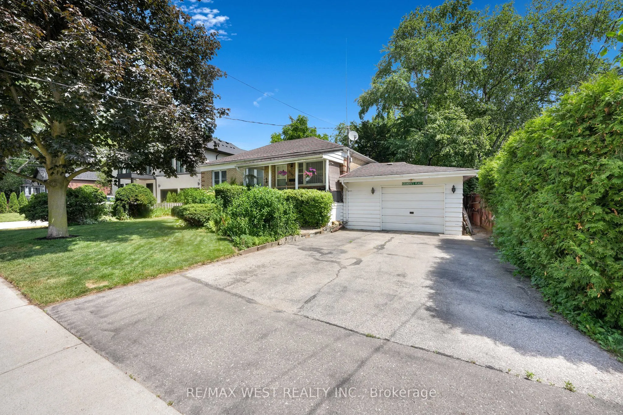 1569 Kenmuir Avenue