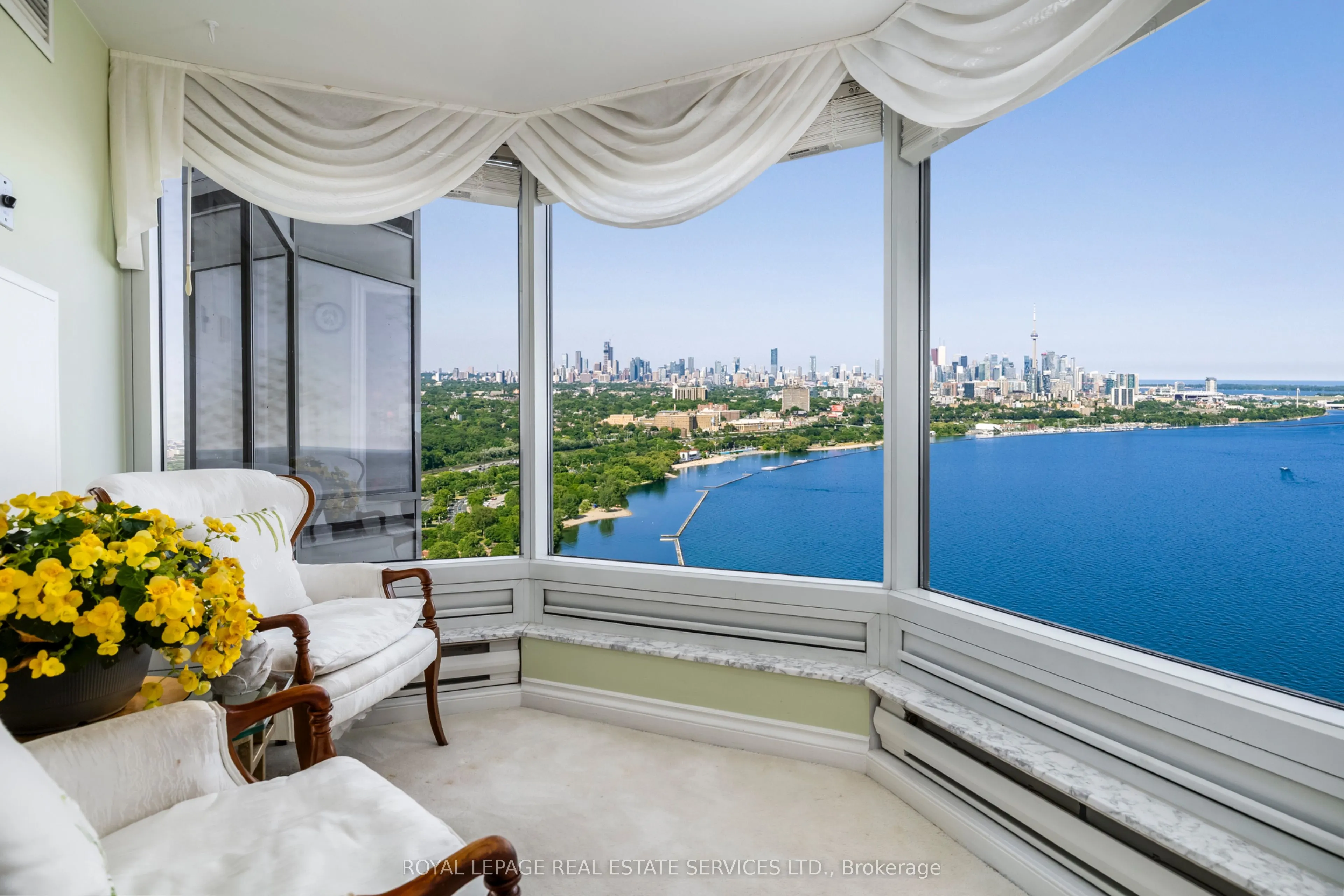 1 Palace Pier Court, #4302