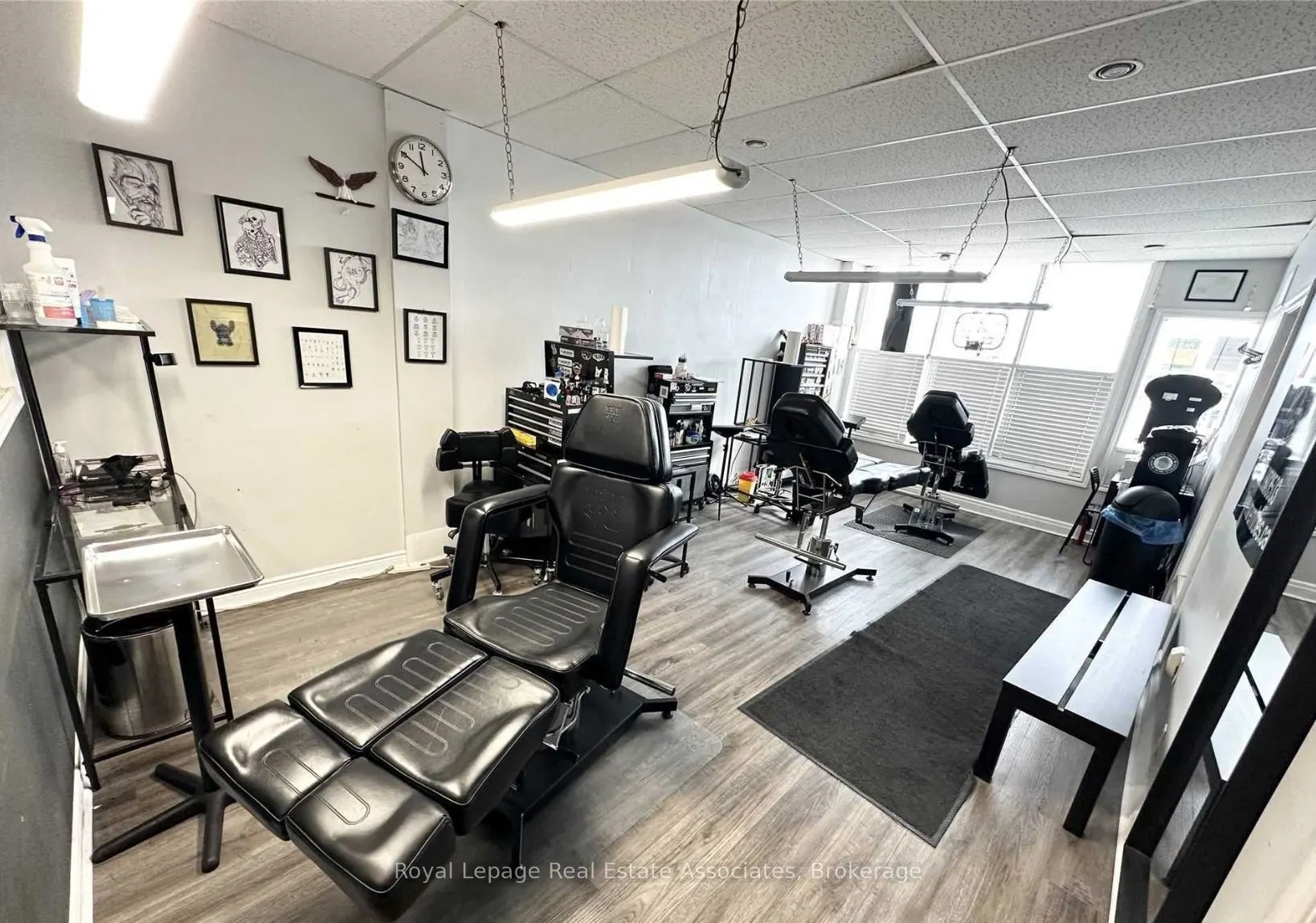 37 Dundas Street W