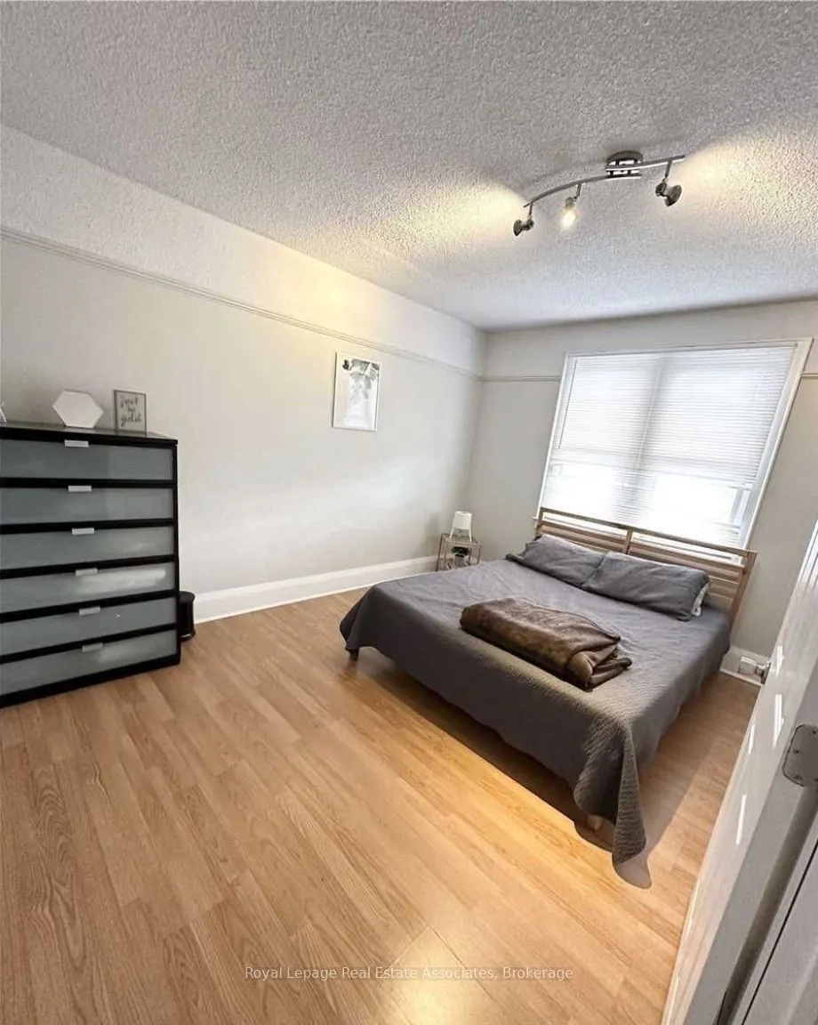 37 Dundas Street W