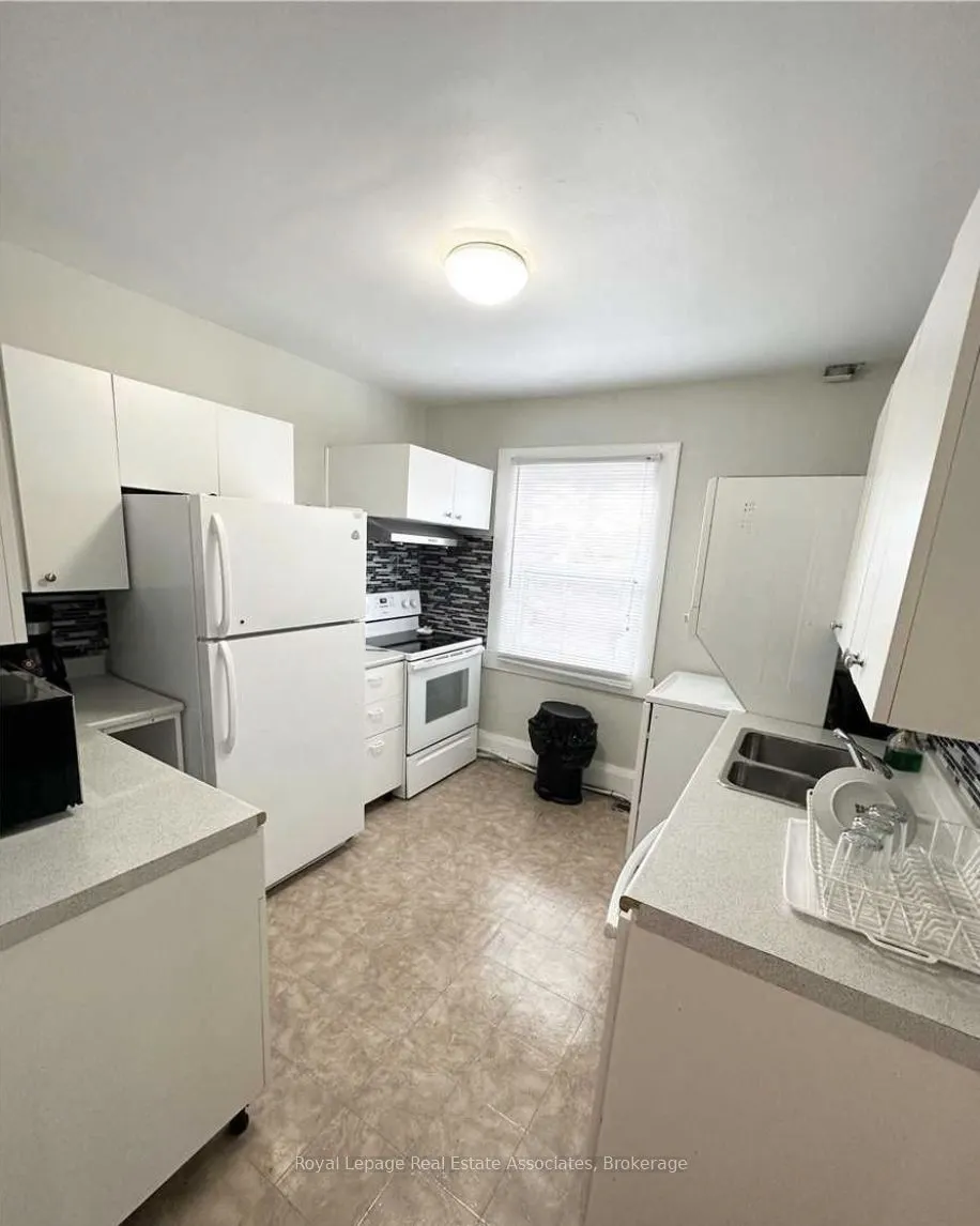 37 Dundas Street W